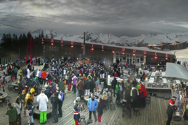 A snowy area with a sign that says webcam