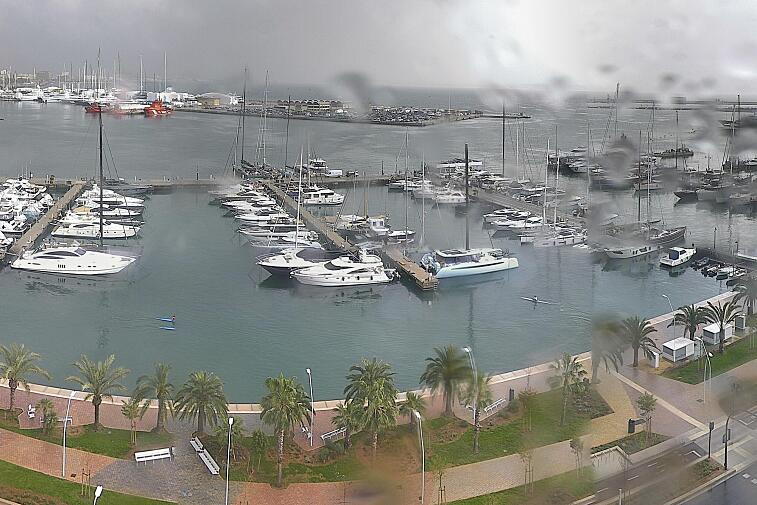 Webcam view of Palma de Mallorca marina, which caters to boats of all shapes and sizes. The cathedral La Seu can be seen in the distance. In the foreground is the Avinguda de Gabriel Roca.