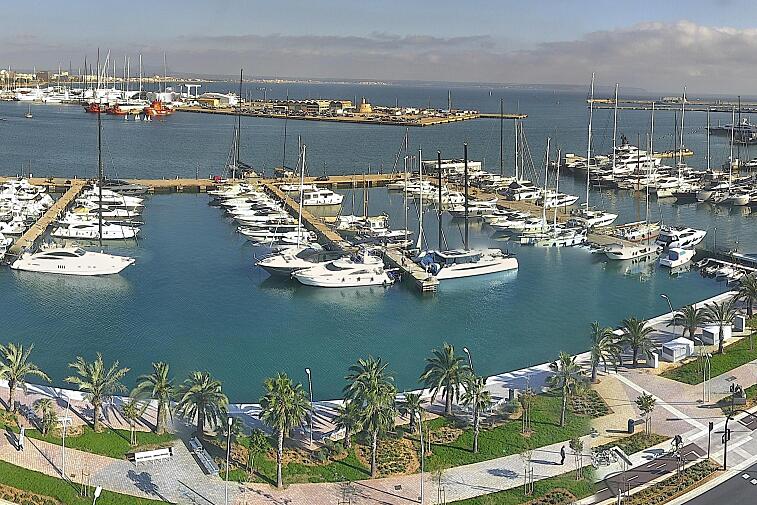Webcam view of Palma de Mallorca marina, which caters to boats of all shapes and sizes. The cathedral La Seu can be seen in the distance. In the foreground is the Avinguda de Gabriel Roca.