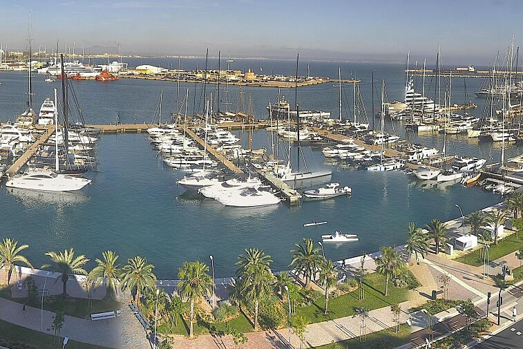 Webcam view of Palma de Mallorca marina, which caters to boats of all shapes and sizes. The cathedral La Seu can be seen in the distance. In the foreground is the Avinguda de Gabriel Roca.