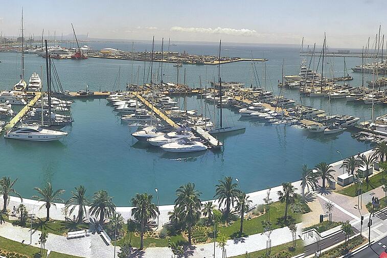 Webcam view of Palma de Mallorca marina, which caters to boats of all shapes and sizes. The cathedral La Seu can be seen in the distance. In the foreground is the Avinguda de Gabriel Roca.