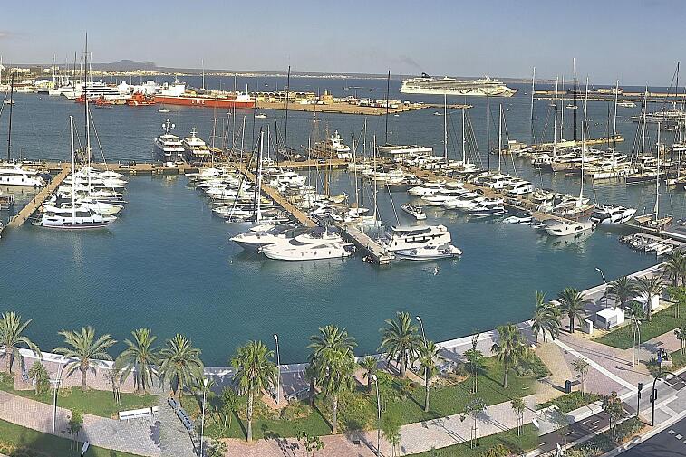 Webcam view of Palma de Mallorca marina, which caters to boats of all shapes and sizes. The cathedral La Seu can be seen in the distance. In the foreground is the Avinguda de Gabriel Roca.