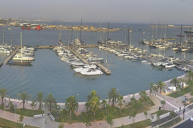 Webcam view of Palma de Mallorca marina, which caters to boats of all shapes and sizes. The cathedral La Seu can be seen in the distance. In the foreground is the Avinguda de Gabriel Roca.