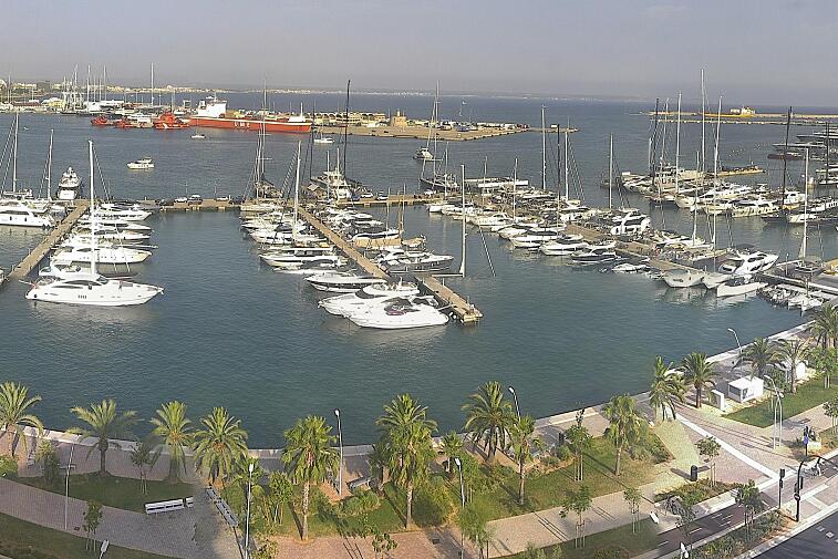 Webcam view of Palma de Mallorca marina, which caters to boats of all shapes and sizes. The cathedral La Seu can be seen in the distance. In the foreground is the Avinguda de Gabriel Roca.