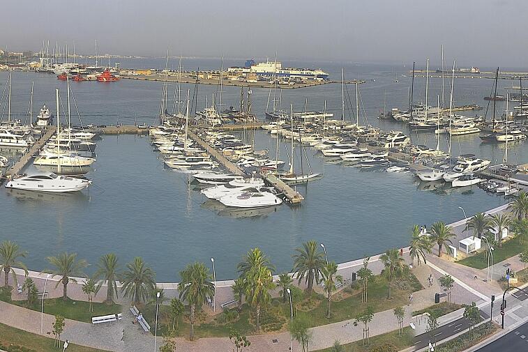 Webcam view of Palma de Mallorca marina, which caters to boats of all shapes and sizes. The cathedral La Seu can be seen in the distance. In the foreground is the Avinguda de Gabriel Roca.