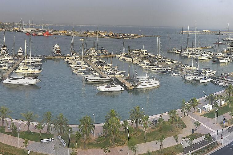 Webcam view of Palma de Mallorca marina, which caters to boats of all shapes and sizes. The cathedral La Seu can be seen in the distance. In the foreground is the Avinguda de Gabriel Roca.