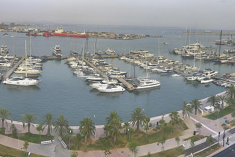 Webcam view of Palma de Mallorca marina, which caters to boats of all shapes and sizes. The cathedral La Seu can be seen in the distance. In the foreground is the Avinguda de Gabriel Roca.