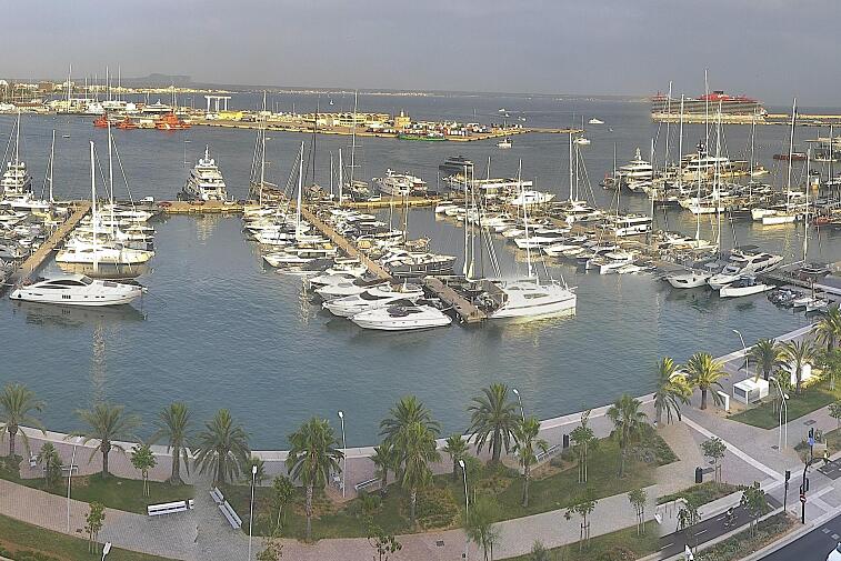 Webcam view of Palma de Mallorca marina, which caters to boats of all shapes and sizes. The cathedral La Seu can be seen in the distance. In the foreground is the Avinguda de Gabriel Roca.