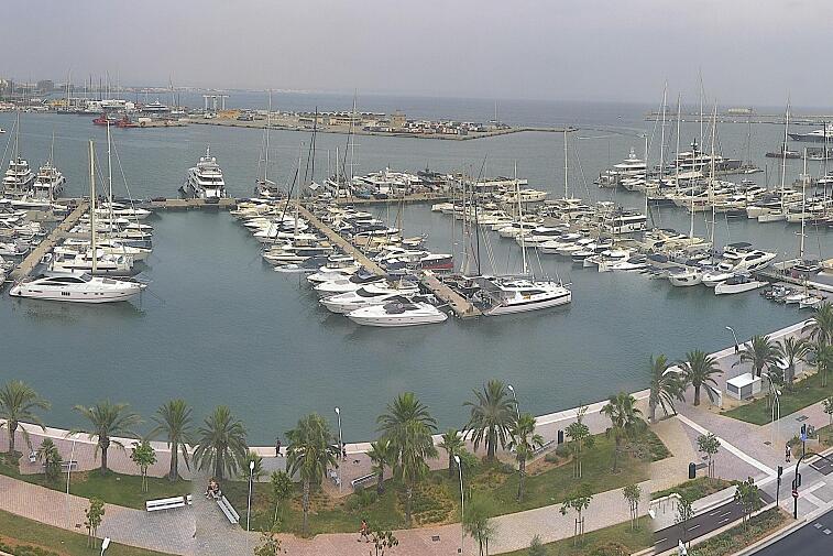 Webcam view of Palma de Mallorca marina, which caters to boats of all shapes and sizes. The cathedral La Seu can be seen in the distance. In the foreground is the Avinguda de Gabriel Roca.