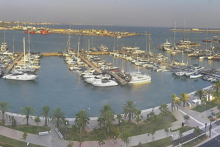 Webcam view of Palma de Mallorca marina, which caters to boats of all shapes and sizes. The cathedral La Seu can be seen in the distance. In the foreground is the Avinguda de Gabriel Roca.