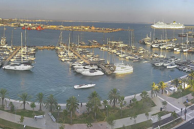 Webcam view of Palma de Mallorca marina, which caters to boats of all shapes and sizes. The cathedral La Seu can be seen in the distance. In the foreground is the Avinguda de Gabriel Roca.