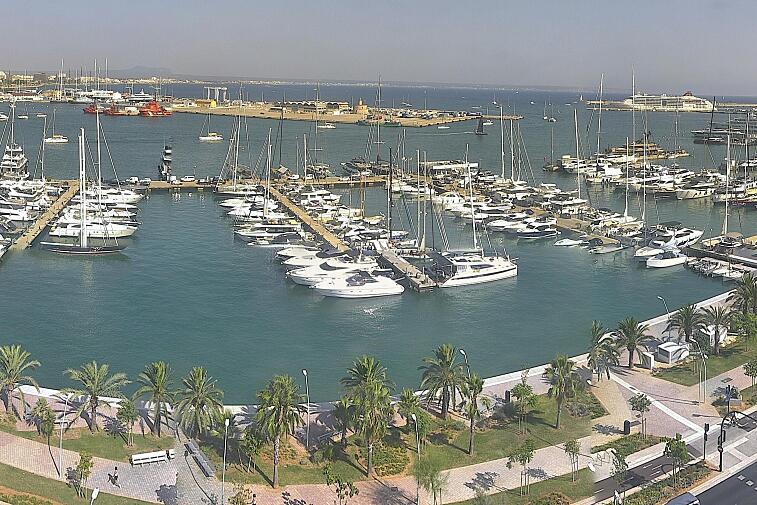 Webcam view of Palma de Mallorca marina, which caters to boats of all shapes and sizes. The cathedral La Seu can be seen in the distance. In the foreground is the Avinguda de Gabriel Roca.