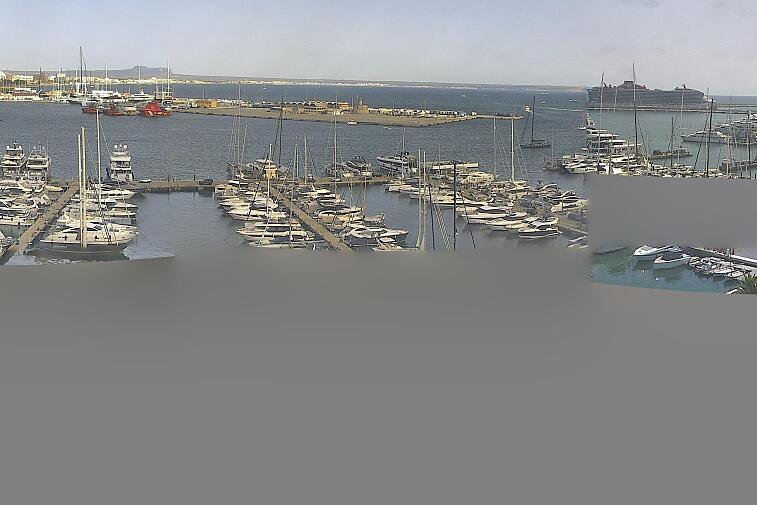 Webcam view of Palma de Mallorca marina, which caters to boats of all shapes and sizes. The cathedral La Seu can be seen in the distance. In the foreground is the Avinguda de Gabriel Roca.