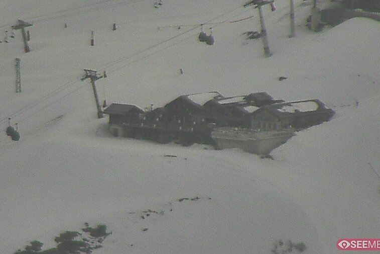 Webcam view of the Folie Douce mountain restaurant in Meribel.  In the background are the Biche (blue) and Maudit (red) pistes; and the pictured lift/mid-station is the Saulire Express.