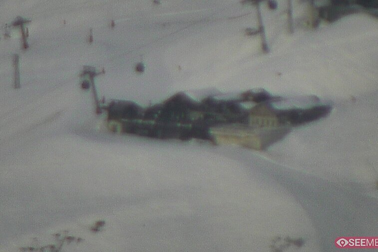 Webcam view of the Folie Douce mountain restaurant in Meribel.  In the background are the Biche (blue) and Maudit (red) pistes; and the pictured lift/mid-station is the Saulire Express.