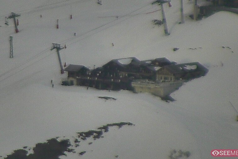 Webcam view of the Folie Douce mountain restaurant in Meribel.  In the background are the Biche (blue) and Maudit (red) pistes; and the pictured lift/mid-station is the Saulire Express.