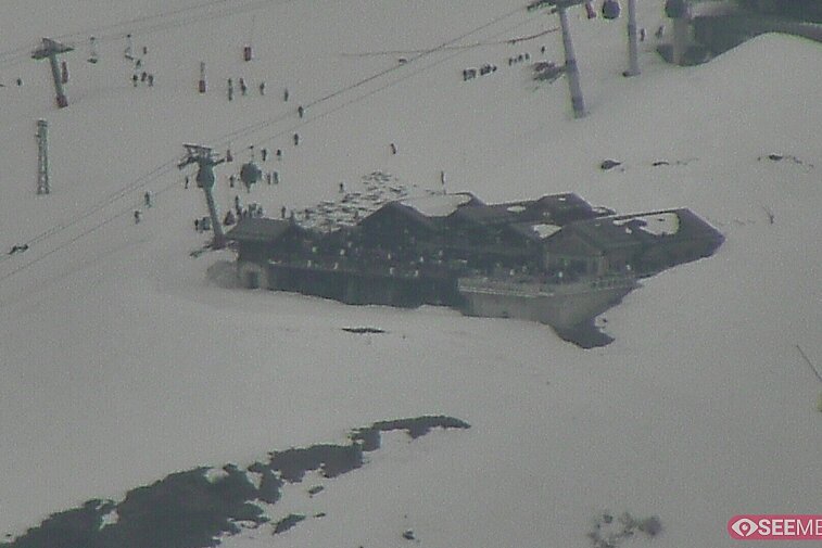 Webcam view of the Folie Douce mountain restaurant in Meribel.  In the background are the Biche (blue) and Maudit (red) pistes; and the pictured lift/mid-station is the Saulire Express.