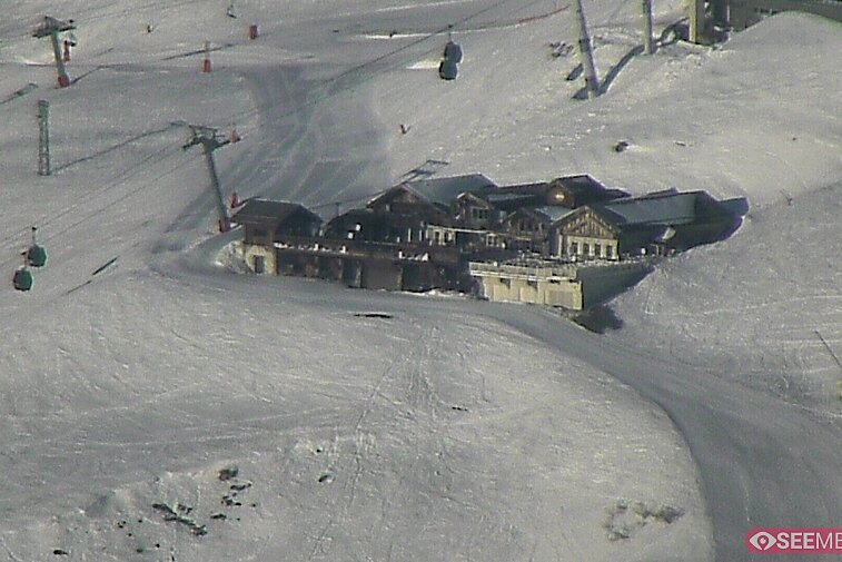 Webcam view of the Folie Douce mountain restaurant in Meribel.  In the background are the Biche (blue) and Maudit (red) pistes; and the pictured lift/mid-station is the Saulire Express.