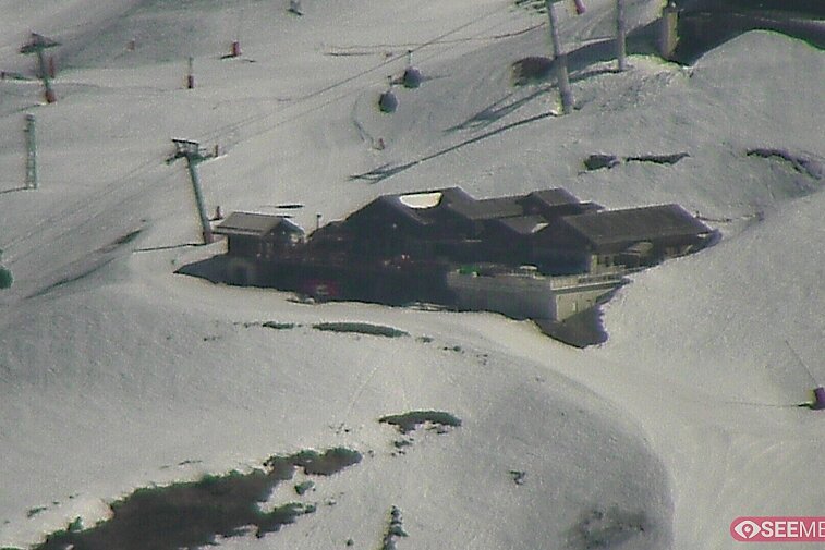 Webcam view of the Folie Douce mountain restaurant in Meribel.  In the background are the Biche (blue) and Maudit (red) pistes; and the pictured lift/mid-station is the Saulire Express.