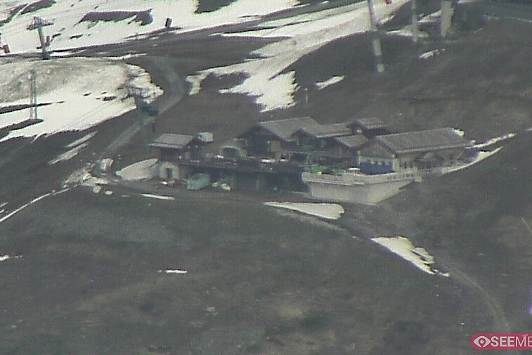 Webcam view of the Folie Douce mountain restaurant in Meribel.  In the background are the Biche (blue) and Maudit (red) pistes; and the pictured lift/mid-station is the Saulire Express.