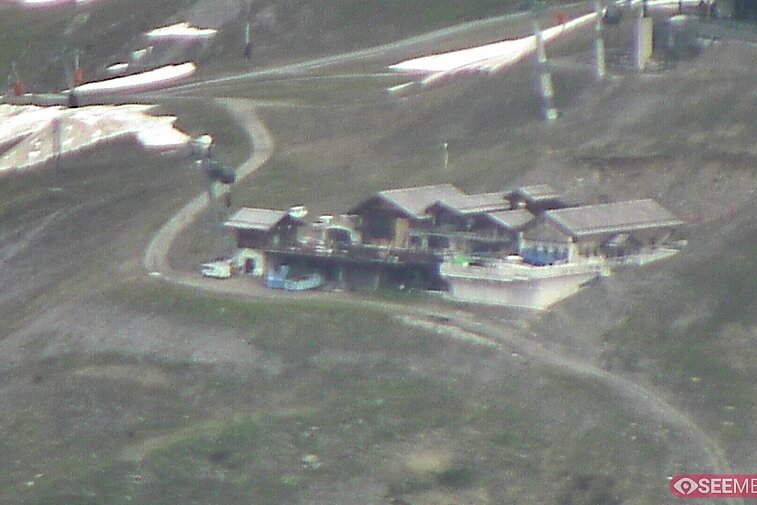Webcam view of the Folie Douce mountain restaurant in Meribel.  In the background are the Biche (blue) and Maudit (red) pistes; and the pictured lift/mid-station is the Saulire Express.
