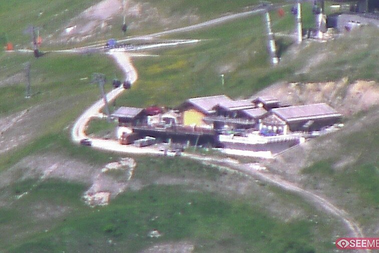 Webcam view of the Folie Douce mountain restaurant in Meribel.  In the background are the Biche (blue) and Maudit (red) pistes; and the pictured lift/mid-station is the Saulire Express.