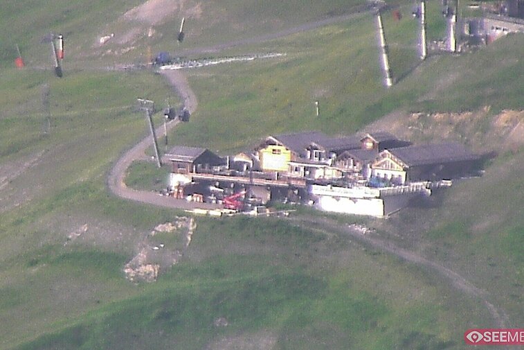 Webcam view of the Folie Douce mountain restaurant in Meribel.  In the background are the Biche (blue) and Maudit (red) pistes; and the pictured lift/mid-station is the Saulire Express.
