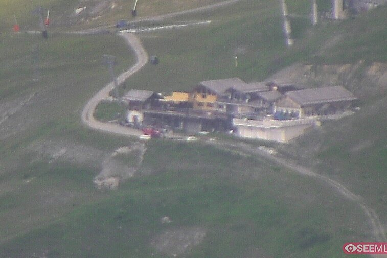 Webcam view of the Folie Douce mountain restaurant in Meribel.  In the background are the Biche (blue) and Maudit (red) pistes; and the pictured lift/mid-station is the Saulire Express.