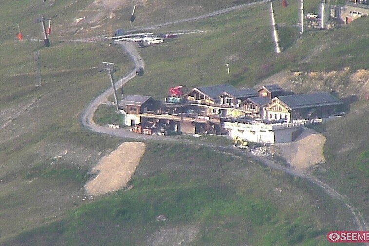 Webcam view of the Folie Douce mountain restaurant in Meribel.  In the background are the Biche (blue) and Maudit (red) pistes; and the pictured lift/mid-station is the Saulire Express.