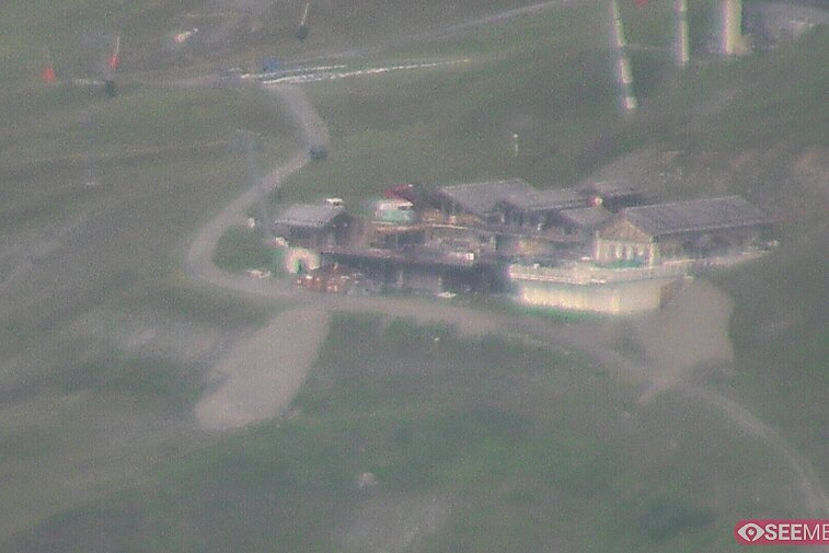 Webcam view of the Folie Douce mountain restaurant in Meribel.  In the background are the Biche (blue) and Maudit (red) pistes; and the pictured lift/mid-station is the Saulire Express.