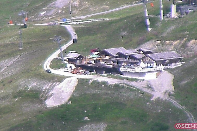 Webcam view of the Folie Douce mountain restaurant in Meribel.  In the background are the Biche (blue) and Maudit (red) pistes; and the pictured lift/mid-station is the Saulire Express.