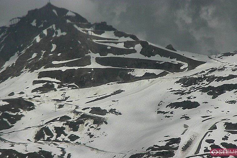 Webcam view of the Saulire summit at 2738 metres above sea level, and various pistes (Mauduit, Sanglier, Niverolle, and Grande Roisere variations) running down into Meribel