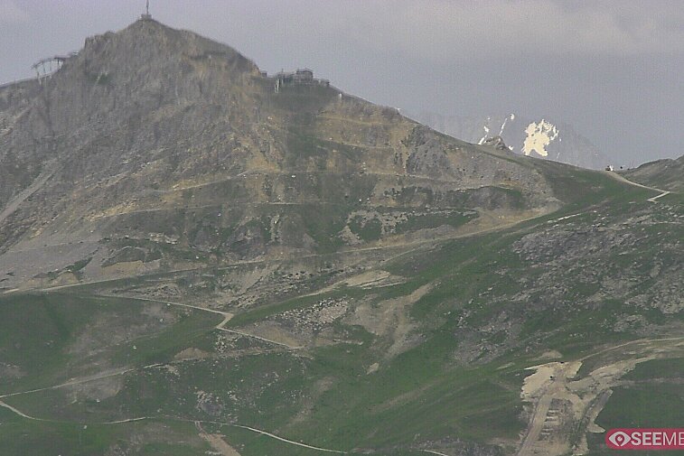 Webcam view of the Saulire summit at 2738 metres above sea level, and various pistes (Mauduit, Sanglier, Niverolle, and Grande Roisere variations) running down into Meribel