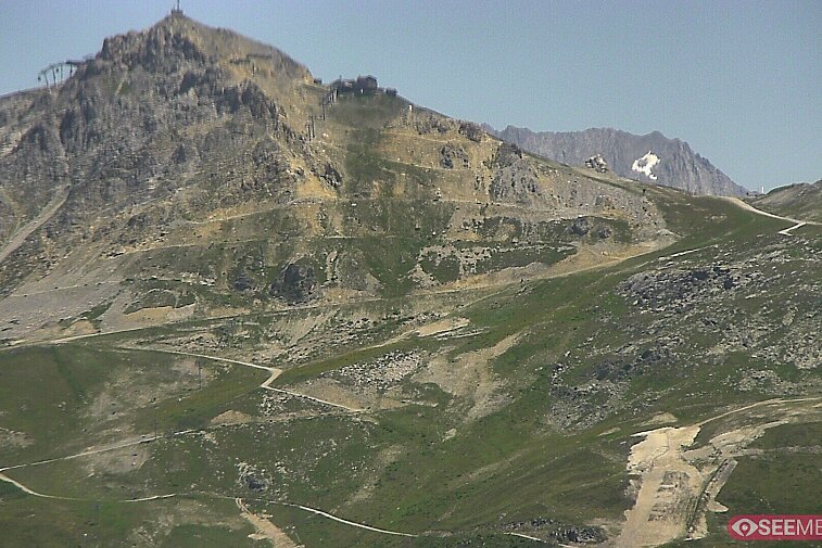 Webcam view of the Saulire summit at 2738 metres above sea level, and various pistes (Mauduit, Sanglier, Niverolle, and Grande Roisere variations) running down into Meribel