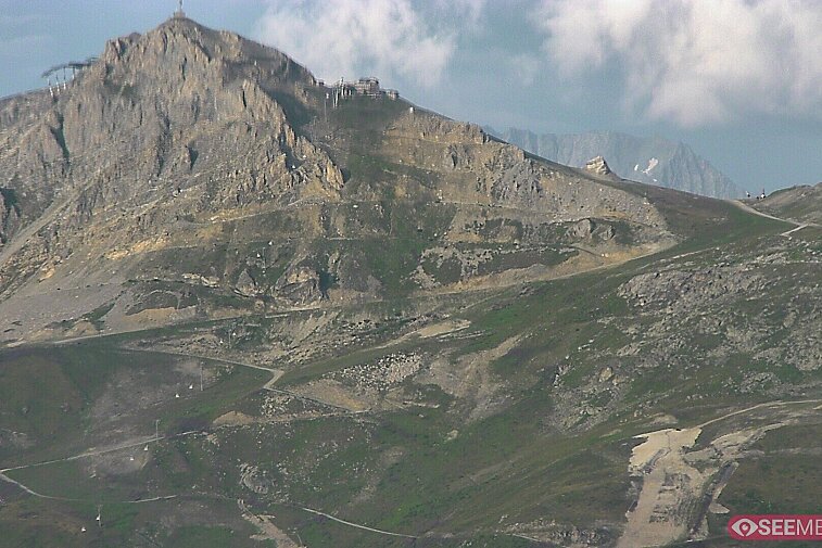 Webcam view of the Saulire summit at 2738 metres above sea level, and various pistes (Mauduit, Sanglier, Niverolle, and Grande Roisere variations) running down into Meribel