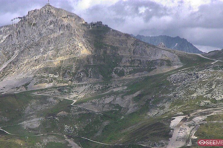 Webcam view of the Saulire summit at 2738 metres above sea level, and various pistes (Mauduit, Sanglier, Niverolle, and Grande Roisere variations) running down into Meribel