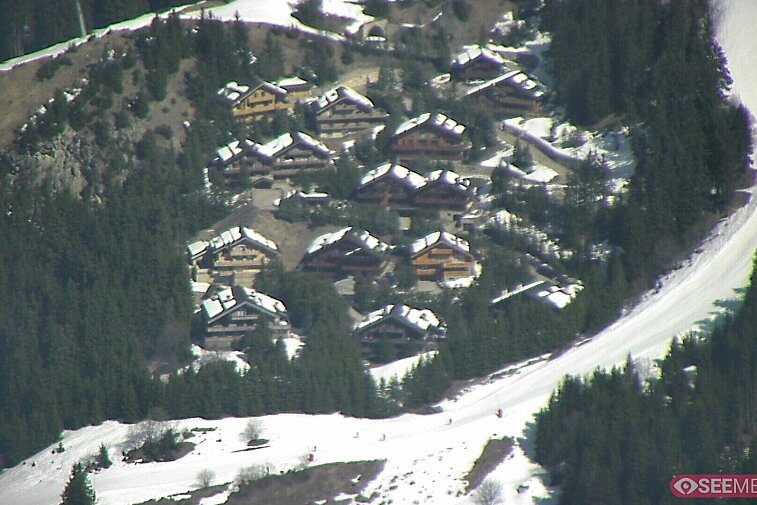 A picture-postcard webcam view of the best Méribel can offer: chocolate-box chalets, tree-line, and easily-accessible pistes