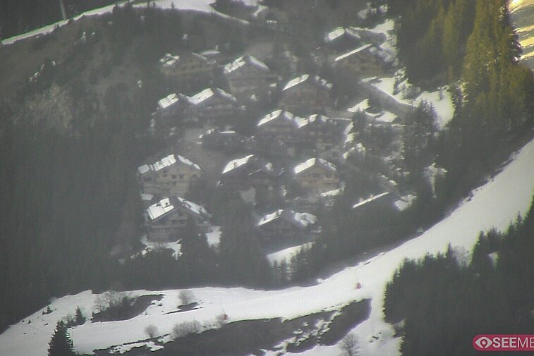 A picture-postcard webcam view of the best Méribel can offer: chocolate-box chalets, tree-line, and easily-accessible pistes