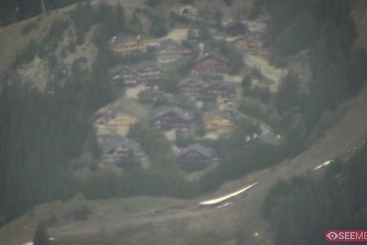 A picture-postcard webcam view of the best Méribel can offer: chocolate-box chalets, tree-line, and easily-accessible pistes