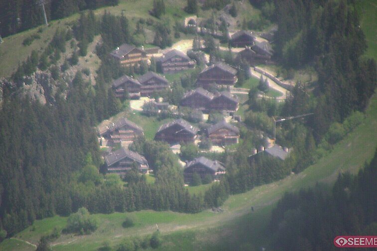 A picture-postcard webcam view of the best Méribel can offer: chocolate-box chalets, tree-line, and easily-accessible pistes