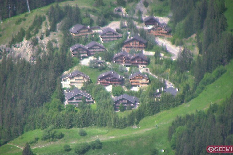 A picture-postcard webcam view of the best Méribel can offer: chocolate-box chalets, tree-line, and easily-accessible pistes