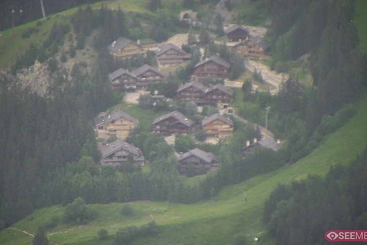 A picture-postcard webcam view of the best Méribel can offer: chocolate-box chalets, tree-line, and easily-accessible pistes
