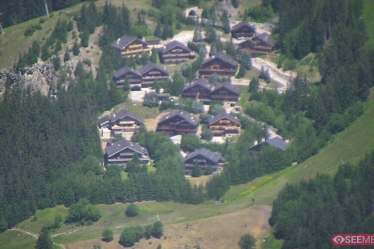 A picture-postcard webcam view of the best M&eacute;ribel can offer: chocolate-box chalets, tree-line, and easily-accessible pistes