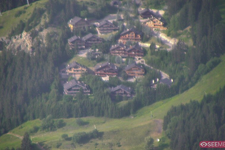 A picture-postcard webcam view of the best M&eacute;ribel can offer: chocolate-box chalets, tree-line, and easily-accessible pistes
