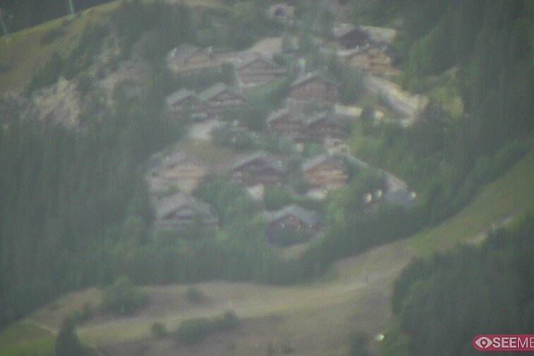 A picture-postcard webcam view of the best M&eacute;ribel can offer: chocolate-box chalets, tree-line, and easily-accessible pistes