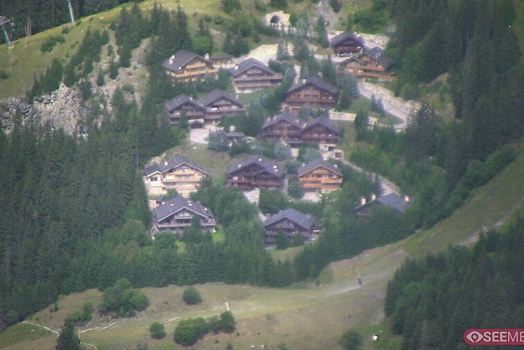 A picture-postcard webcam view of the best M&eacute;ribel can offer: chocolate-box chalets, tree-line, and easily-accessible pistes