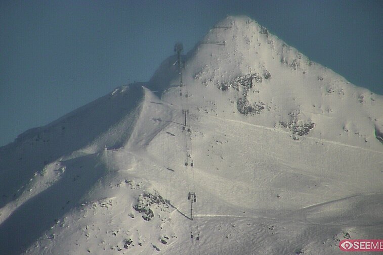 Webcam view of Le Mont du Vallon, Meribel valley's highest skiing.  It is high, north-facing, and fairly steep.