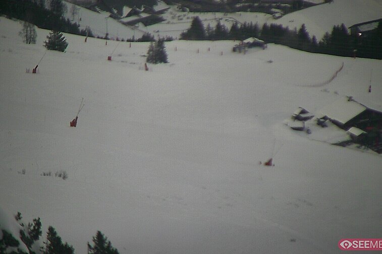 Webcam view from the very top of Tougnette bubble lift looking down upon the Moonpark, one of the Meribel valley's two snowparks