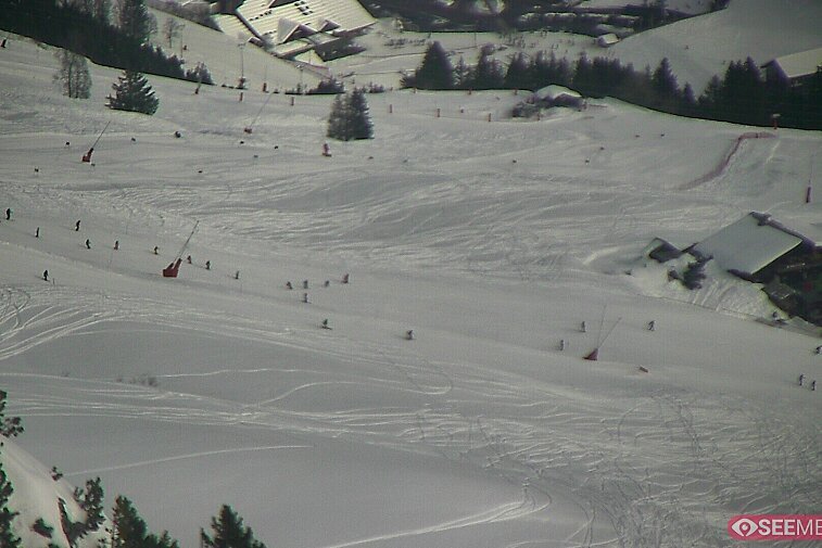 Webcam view from the very top of Tougnette bubble lift looking down upon the Moonpark, one of the Meribel valley's two snowparks