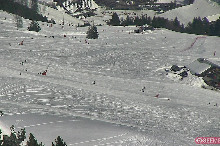 Webcam view from the very top of Tougnette bubble lift looking down upon the Moonpark, one of the Meribel valley's two snowparks
